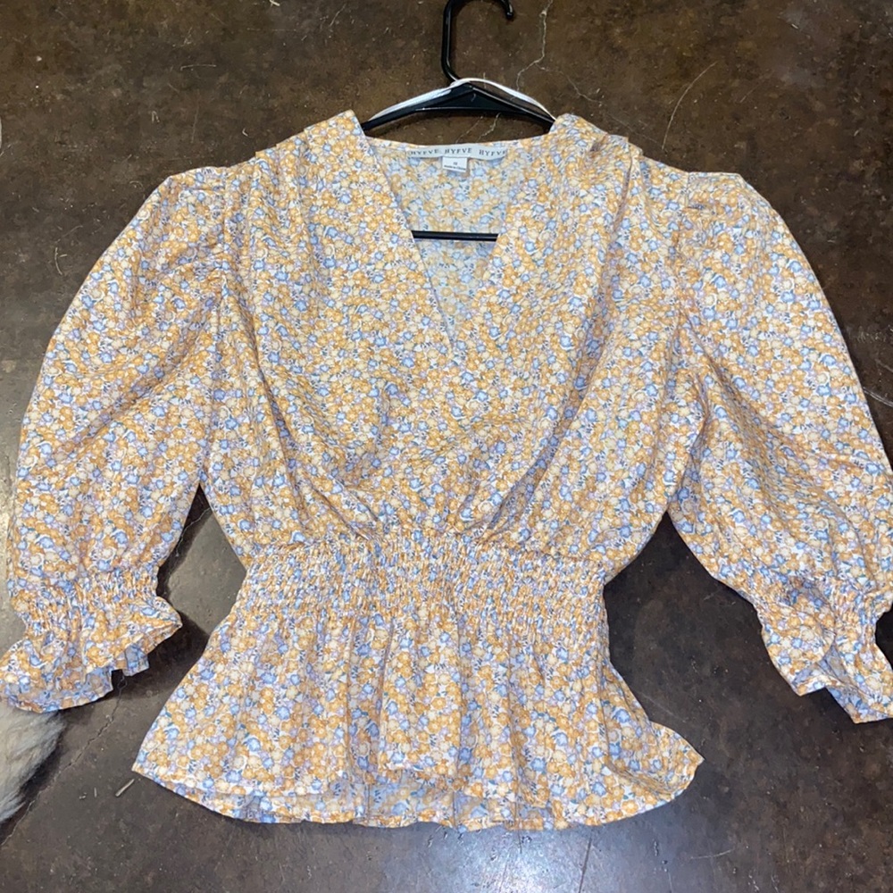 Women’s puff sleeve top